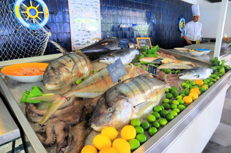 魚コーナーはライブキッチン形式で、グリルとカルパッチョを提供していました