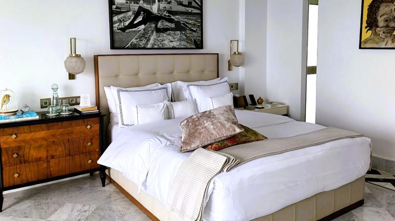 快適なベッド。広々したお部屋です