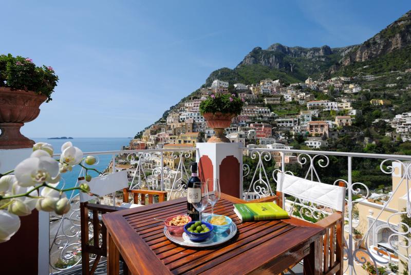 【泊まってみたい憧れホテルは？】レ シレヌーセ ホテル（イタリア）世界一美しい海岸線と言われるアマルフィ海岸。断崖絶壁にカラフルな家々が建ち並ぶ、まさにその景色を一望できる絶好のロケーション！ 朝食を頂きながら、プールに入りながら。ゆっくりと絶景を味わいたいです。