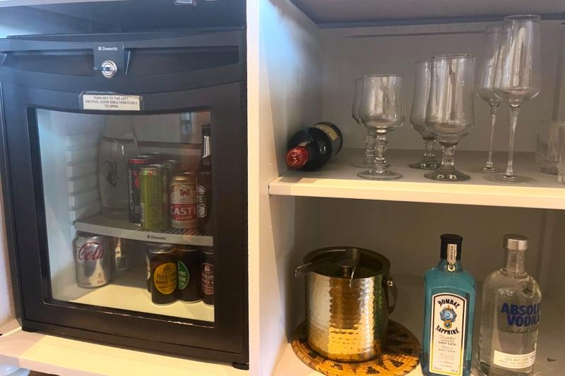 冷蔵庫やグラス、アルコールなどがあります
