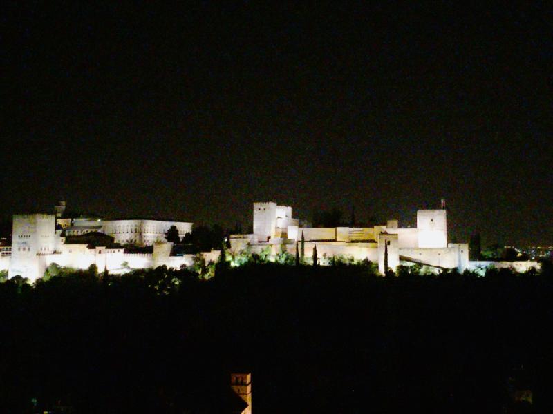 街の中心にあるサン・ニコラス広場からのアルハンブラ宮殿の眺めは最高です！　夜にはライトアップされたアルハンブラ宮殿が見れます。とてもロマンティック。。