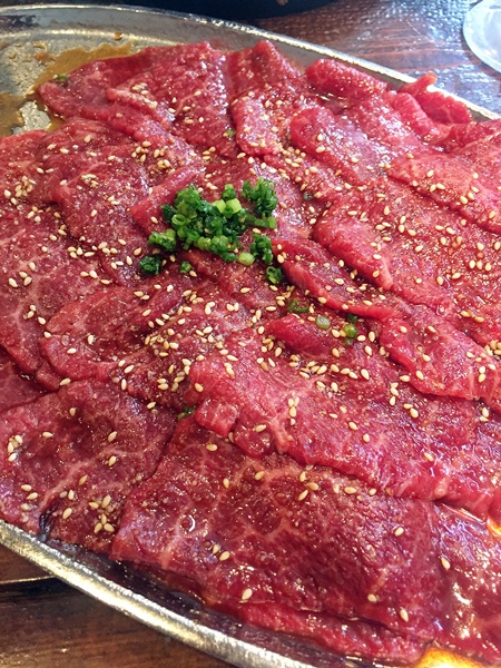 ジャーン！ お肉の登場です。こちらは仙台牛のロース。生で食べても大丈夫なぐらいよいお肉です