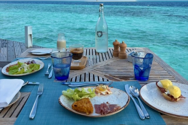 カネリ レストランでの朝食では、ベーコンエッグベネディクトが美味しくてお気に入りでした。晴れの日は、海がよく見える外の席へ案内してくれました。