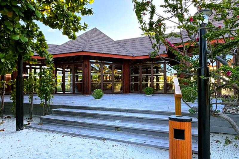 この中にひと通りの施設が入っています。屋外にはテニスコートも