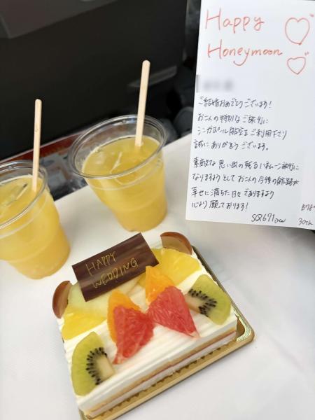 シンガポールで乗り継いでモルディブへ。飛行機内でうれしいサプライズをしていただきました♪