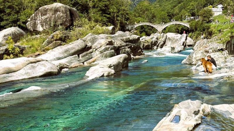 エメラルドグリーンが美しすぎるヴェルザスカ渓谷