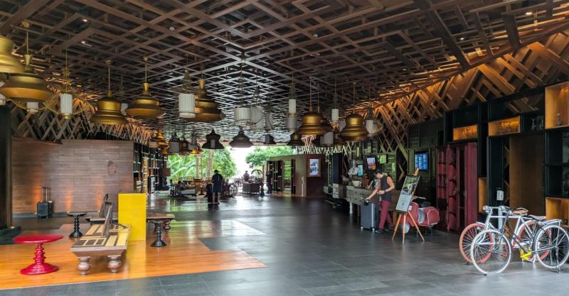 木の造りで温かみのあるロビー