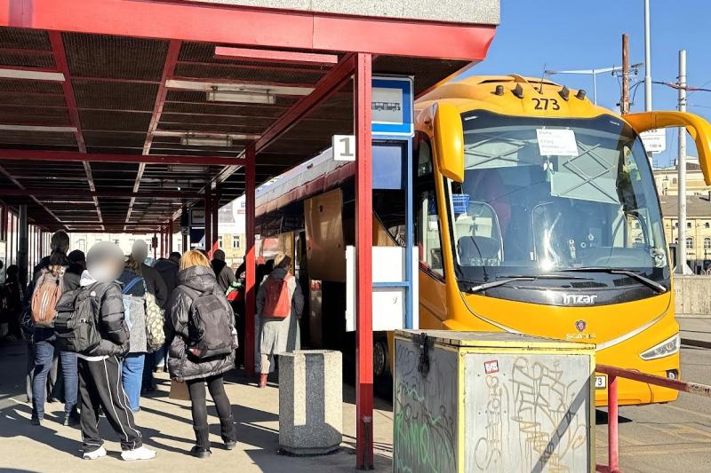 バスに「Český Krumlov（チェスキー クルムロフ）」という行き先が記載されているので、乗車前に念のため確認します