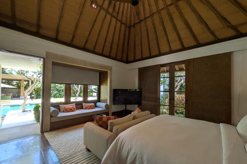 プールサイドのお部屋からはいつでもプールに飛び込めます