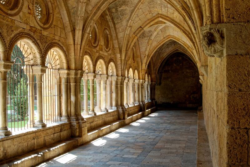 外観にはロマネスク様式、内装にゴシックやバロック様式が見られる大聖堂（写真は回廊部分）