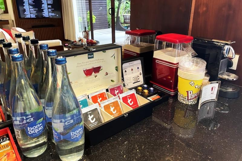 ミニバーの様子。ボトルウォーター、コーヒー、紅茶はフリーでご利用いただけます