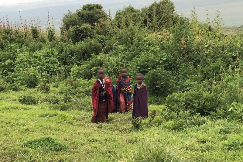 マサイの民族衣装を身にまとった子供たち