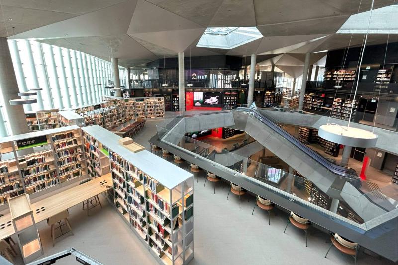 オスロの国立図書館はスタイリッシュな建築でレストランやバーもありました
