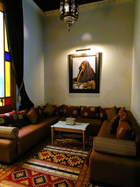 ベルベルの伝統をリスペクトしたスペース。絨毯とランプが素敵