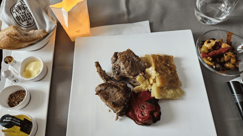 成田便のメイン料理（ラムチョップ）