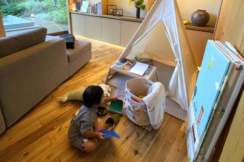 子ども用テントやおもちゃに夢中の息子