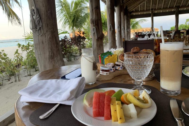 きれいな海を見ながら食べる朝食2