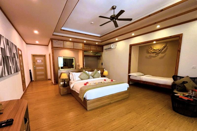 写真右側のエキストラベッドが用意されている奥まったスペースは、ベッド不要の時には、ソファとしてクッションが並べられています