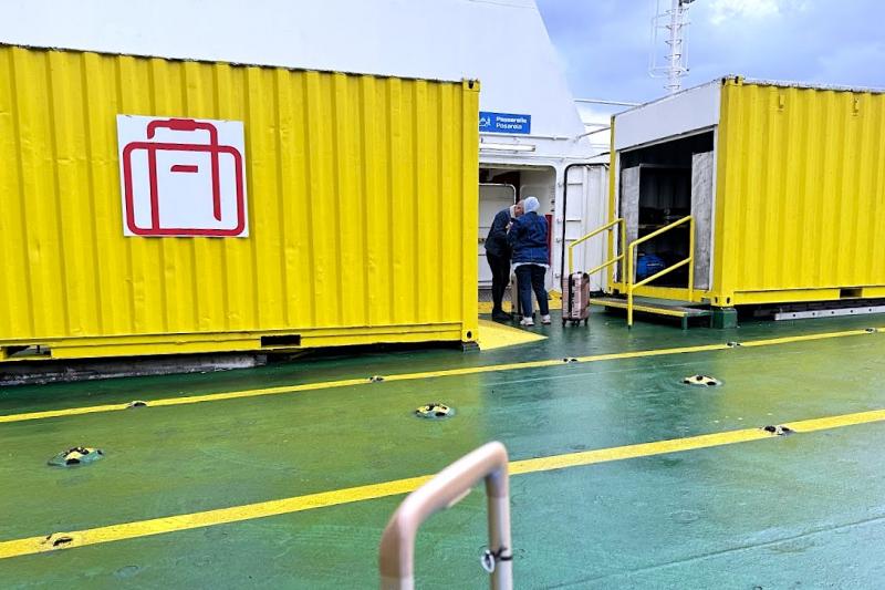 コンテナの中に自分で荷物を入れます