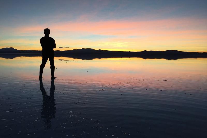 早朝のウユニ塩湖でのサンライズ