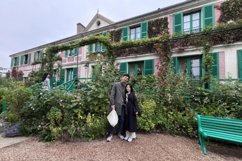 ジヴェルニーのモネの家の前にて