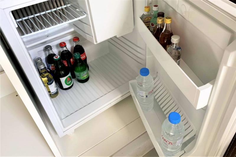 冷蔵庫の中のお水は無料。その他のお飲み物やおつまみはメニュー表をご確認ください