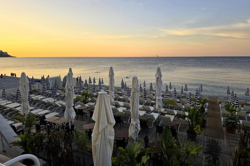 ニースのビーチの美しい夕暮れ