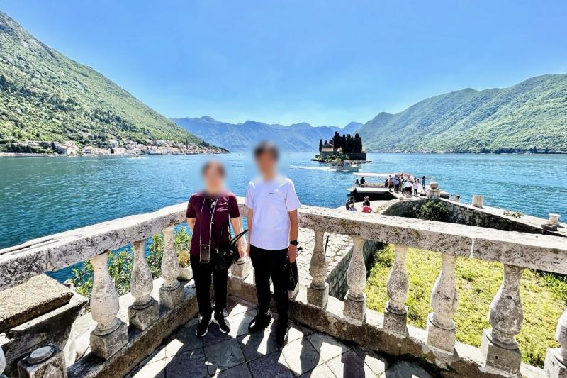 モンテネグロのコトル湾に浮かぶ岩礁の聖母教会をバックに！
