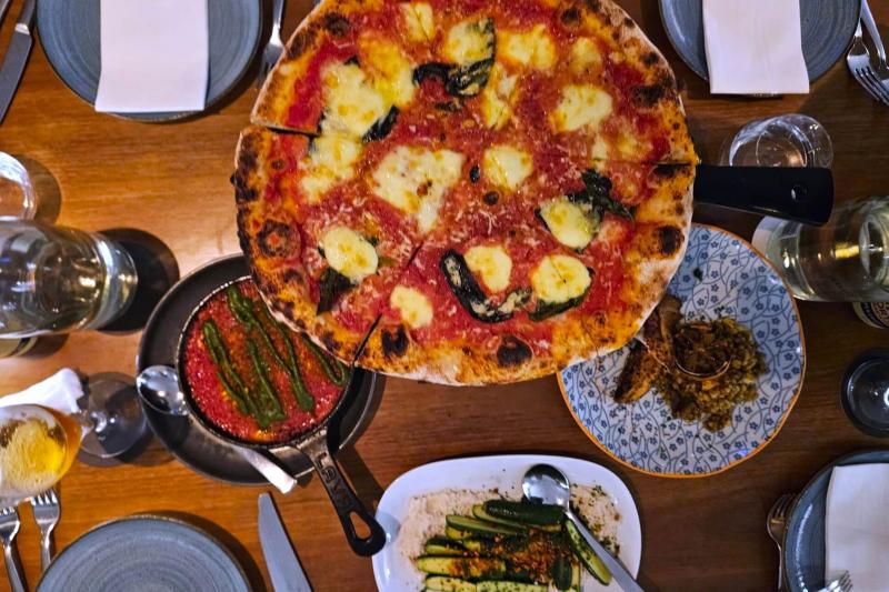 ピザ、パスタなどのカジュアルなものからステーキまで、幅広いメニューが提供されています（写真はアミチ トラットリアで本格イタリアン）。ほかに、シーフードレストランの「アクア（Aqua）」や「バー フィフティ（Bar fifty）」があります。