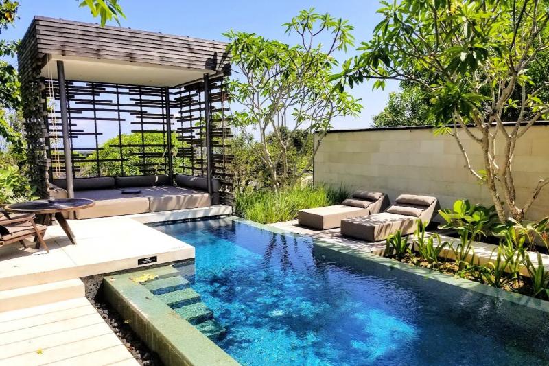 アリラ ヴィラズ ウルワツのヴィラ内にあるプライベートプール