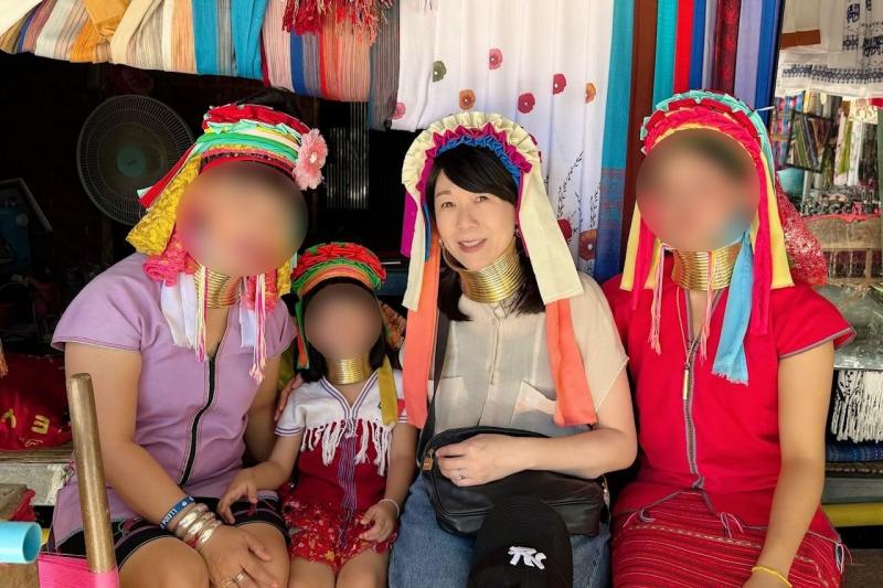 チェンマイ旅行でのひとコマ。首長族の方と一緒に