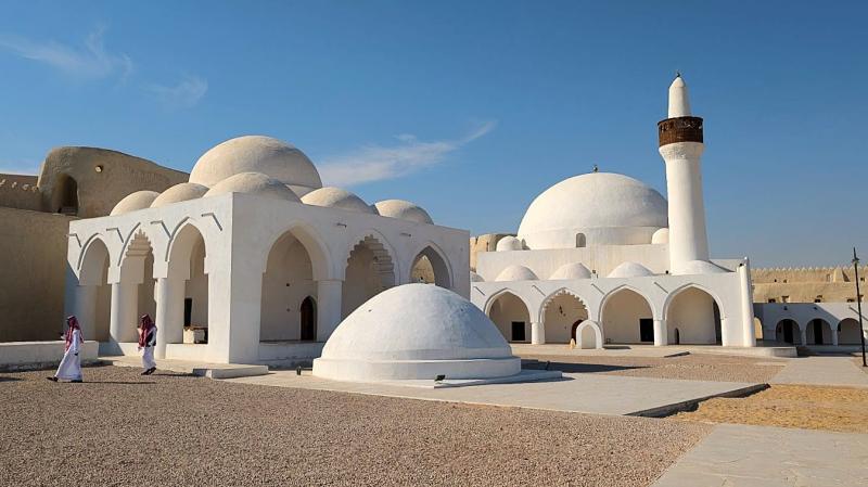 青空と真っ白な建物のコントラストがきれいです