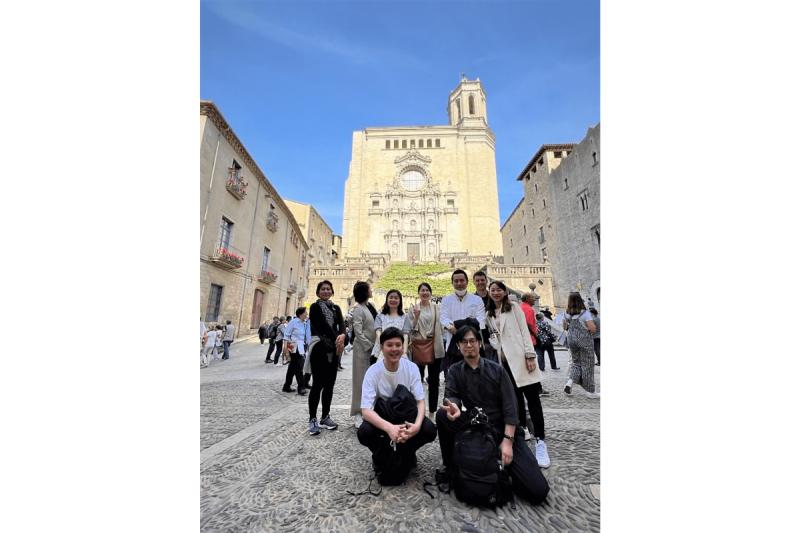 ジローナ大聖堂の前で研修メンバーと記念撮影！