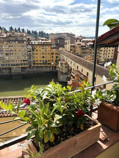 Osteria delle Tre Pancheレストランからみるアルノ川