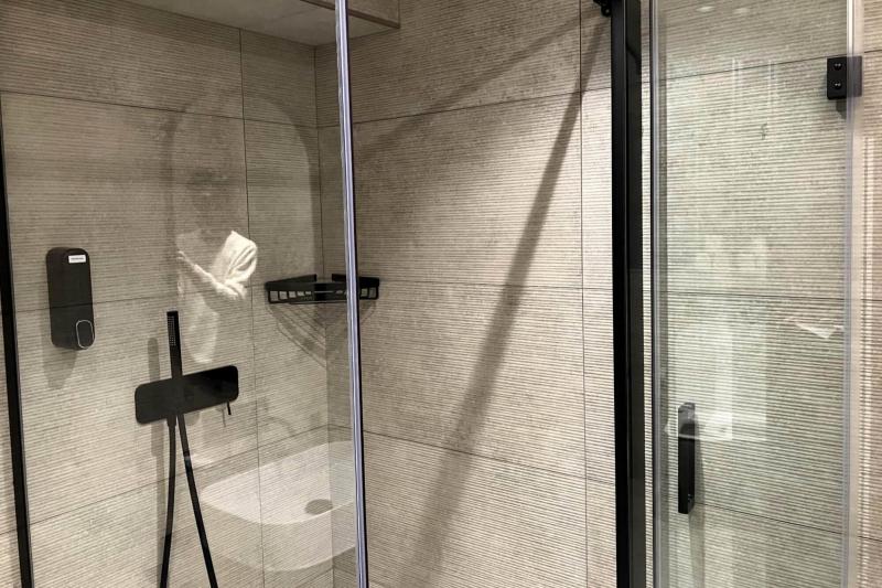 シャワーブースのドア設置完了済みのお部屋です！