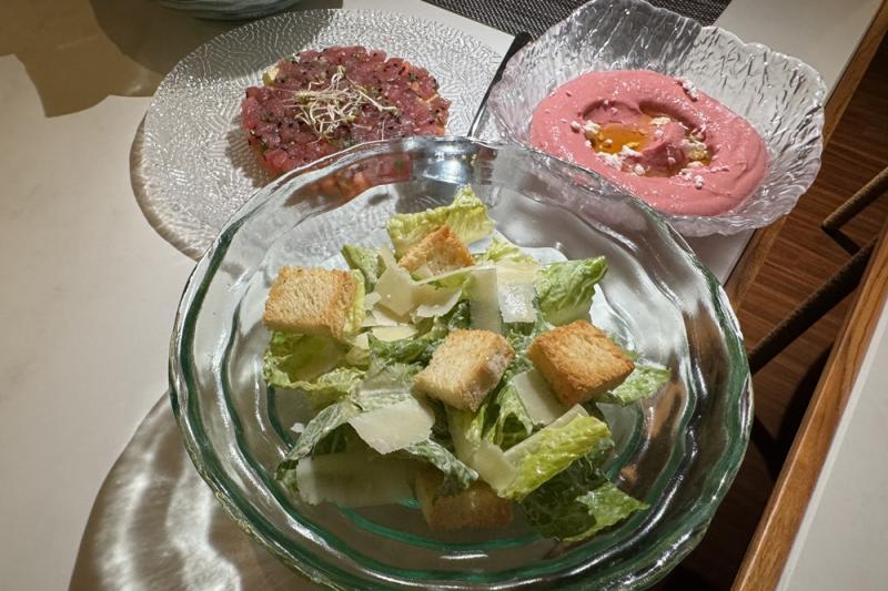 サラダや前菜はシェアして