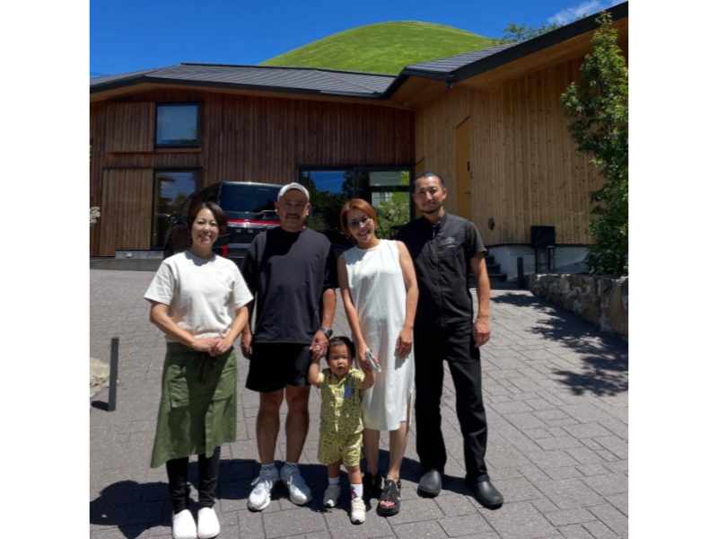 bekka izuをバックに、大塚シェフ夫妻と記念に1ショット