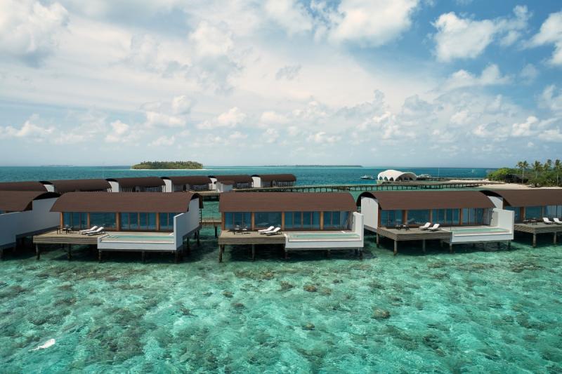 ③【ウェスティン モルディブ ミリアンドゥー リゾート】「ウェスティン モルディブ ミリアンドゥー リゾート（The Westin Maldives Miriandhoo Resort）」の水上ヴィラの部屋は、194㎡と非常に広いお部屋です。横長の広い部屋で、真ん中にベッドルーム、左右にバスルームとリビングルームがあります。ドアで仕切ることもできますし、ドアをすべて開ければとても開放感があります。デッキ部分も非常に広く、非日常感を存分に味わっていただける水上ヴィラになっています。