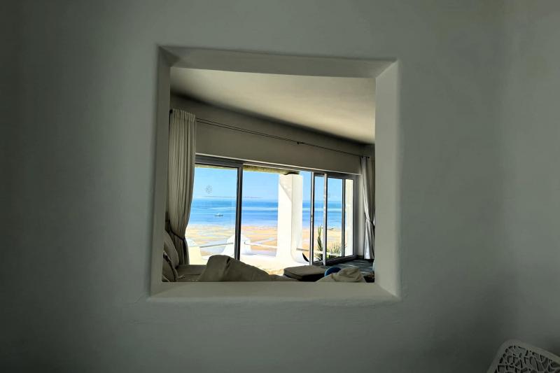 お部屋からは美しい海が見えます