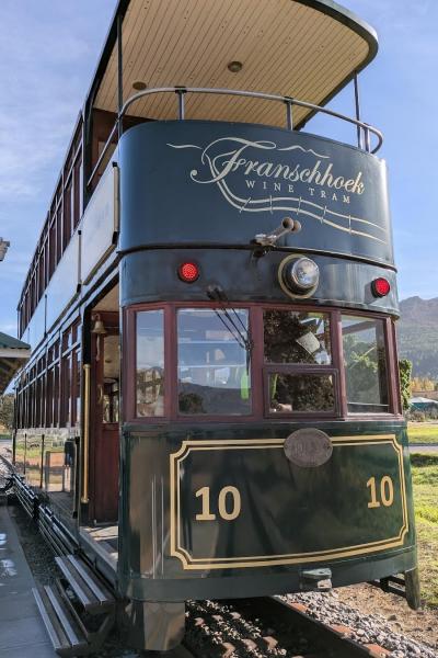 アンティーク感もある素敵なトラム！ これに乗りながらワイナリーや山々を眺めるのだけでも楽しい♪