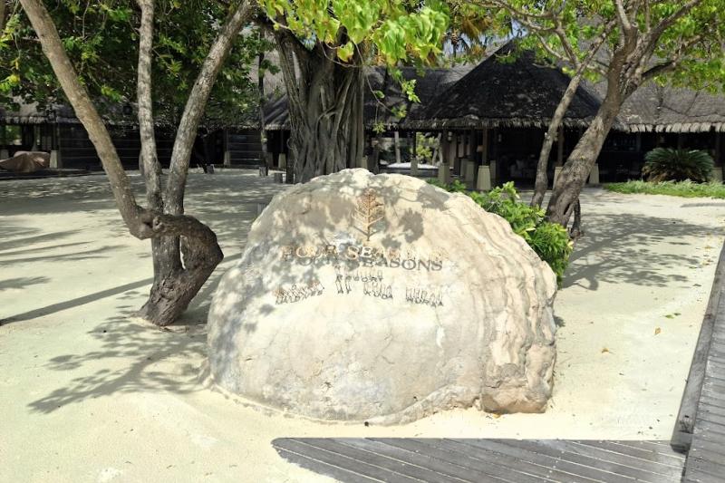 ホテル名のサイン