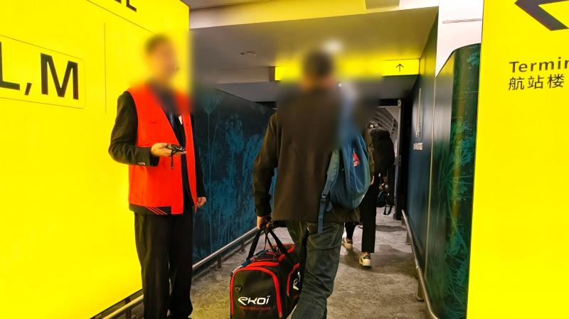 係員に搭乗券を見せてバーコードを読み取られます