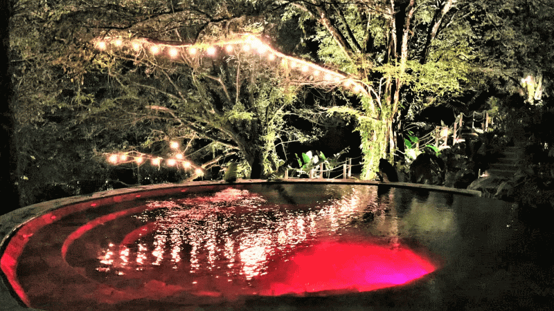 テントエリアの中には、このような温泉ゾーンがたくさんあり、眺めを楽しみながら温泉に浸かるという楽しみがあります。このライトアップ、青や緑のところもあって、夜はなかなかの光景。このカラフルな感覚はコスタリカだから？