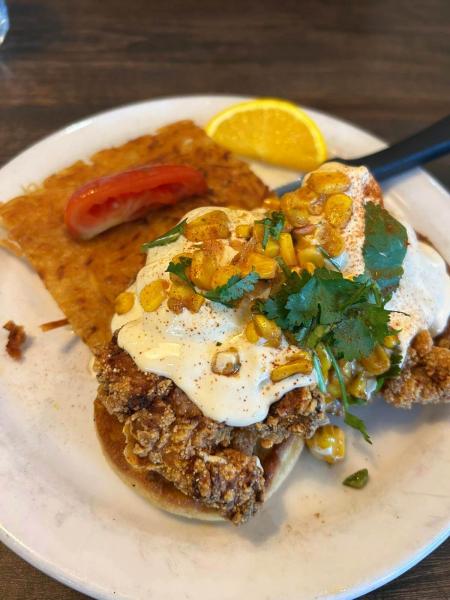 地元で人気の店でブランチ