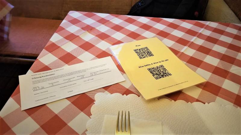レストランではQRコードのメニューと個人情報記入する紙が渡されます