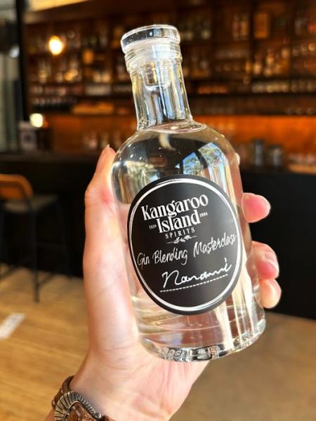 3.できあがったジン。オリジナルジンボトル入り