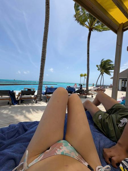 プール沿いのバーで、カクテルを頼んで飲みながら休憩