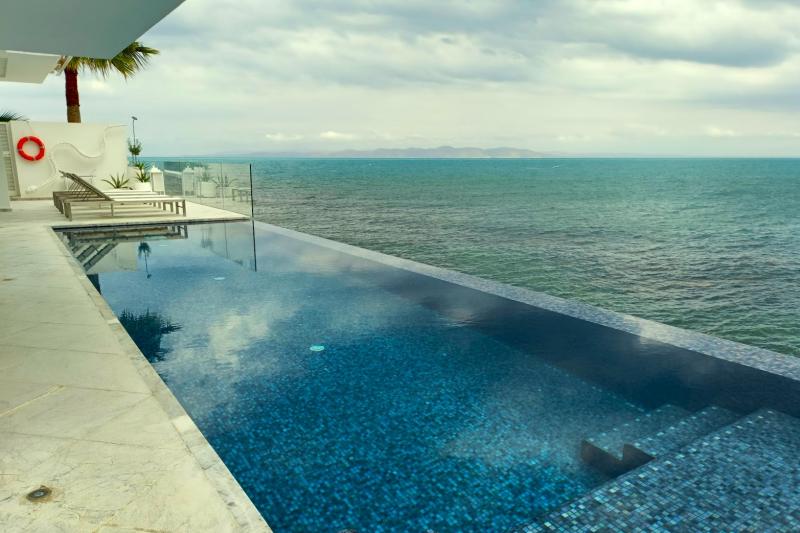 チュニス湾と一体になれるインフィニティプール（期間限定）