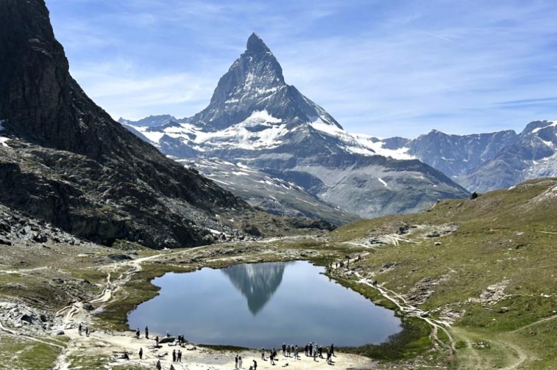 マッターホルンと、その麓にあるリッフェル湖