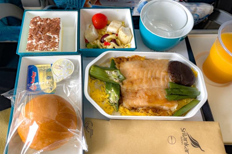 メインはフィッシュ、チキン、ベジタブルの3種から選択可能でしたが、チキンが人気で売り切れ。フィッシュをセレクトしたところ、柔らかい白身魚と甘めのタレがご飯とよく合い、とても美味しかったです。ドリンクメニューもジュース、ソーダ、ワイン、ビールなど充実していました。 食後は機内も暗くなり、おやすみタイムです。